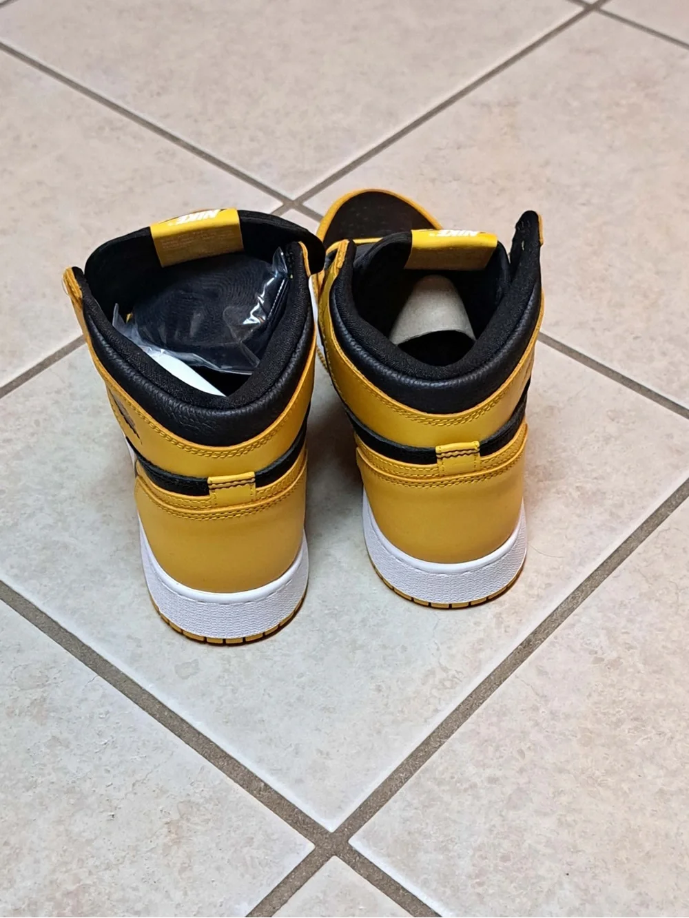 Jordan 1 Retro High OG GS 'Pollen' (2021) - Big Kids Size 7Y / Women's size 8.5